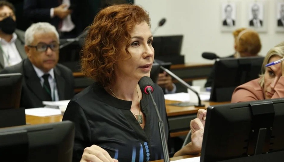 Deputada Carla Zambelli está internada em hospital de Brasília