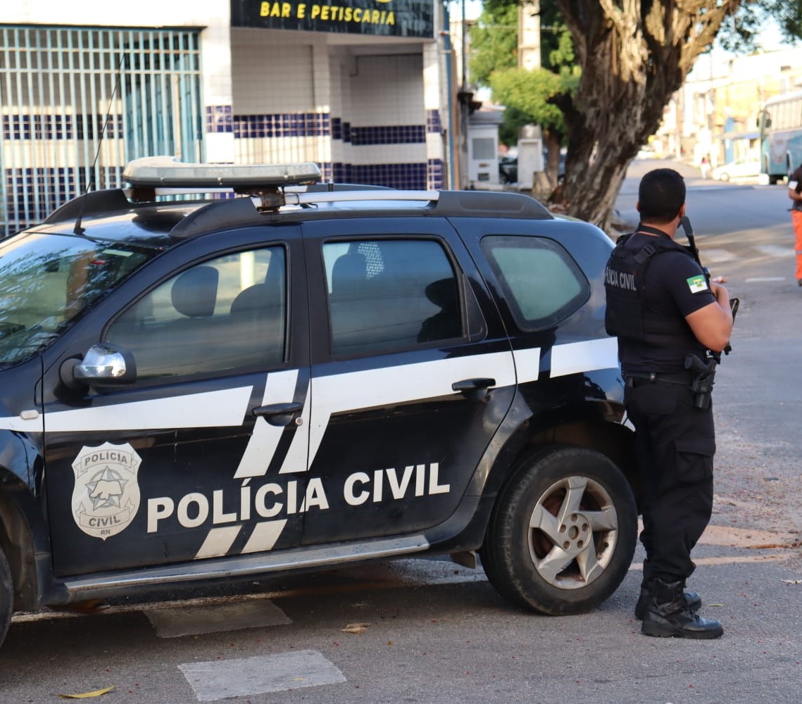 Polícia Civil prende três suspeitos por arrastão em Ponta Negra; homens pertencem a facção criminosa