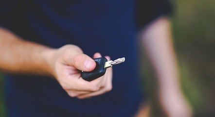 Ladrões usam botão 'Chapolin' para furtar carros ao impedir motoristas de fecharem portas; entenda