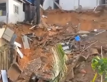 VÍDEO: Desabamento deixa seis casas parcialmente destruídas em Neópolis