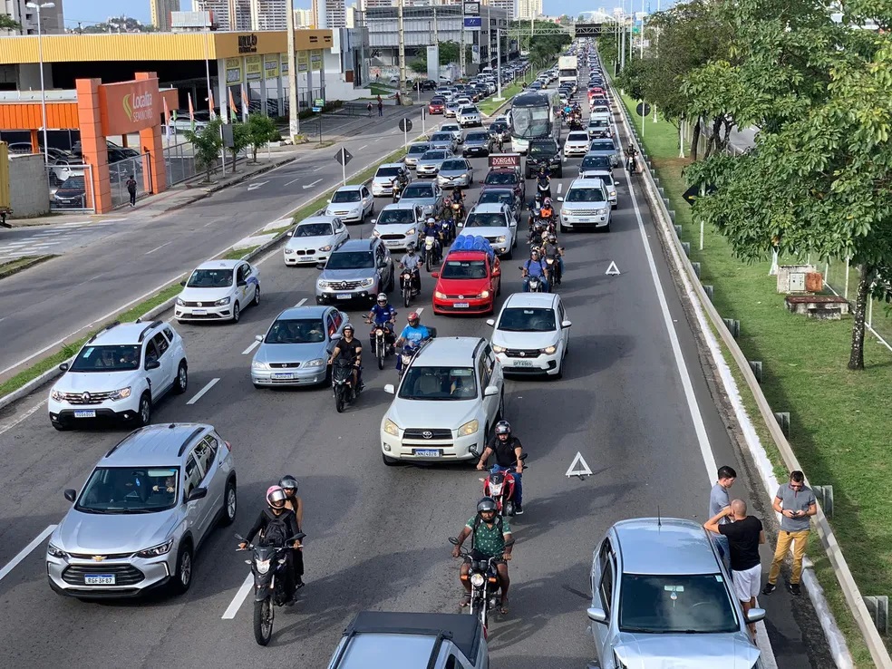 Engavetamento de cinco carros causa congestionamento na BR-101 em Natal