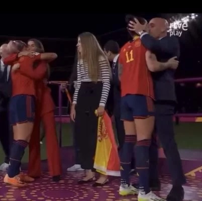 'Tenho que me desculpar, né?', diz presidente da federação espanhola sobre beijar atleta
