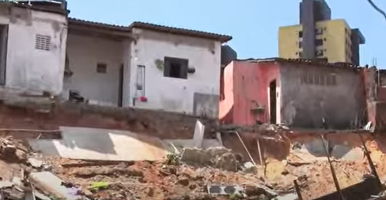 Sobe para oito o número de residências atingidas por desabamento em Neópolis