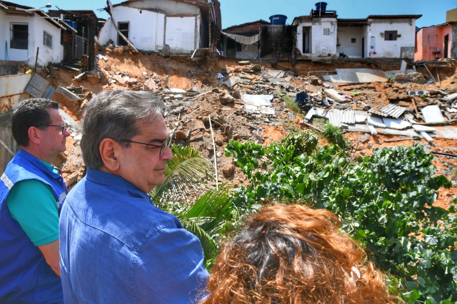 [VÍDEO] Mulher que teve casa destruída em Natal rebate prefeito ao vivo na Cabugi: "Podia ter sido evitado"