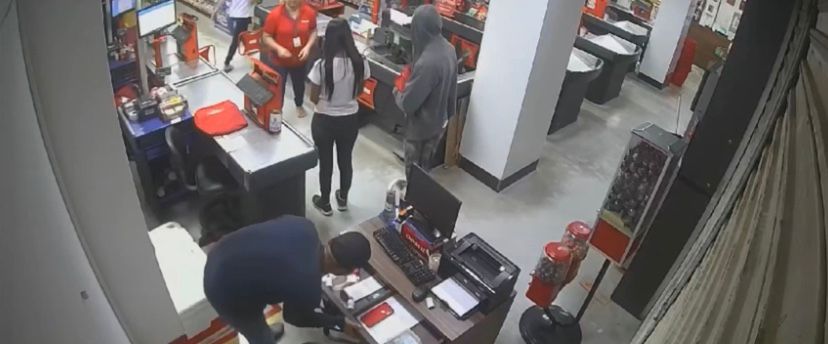 VÍDEO: Dupla realiza assalto em supermercado na Zona Sul de Natal