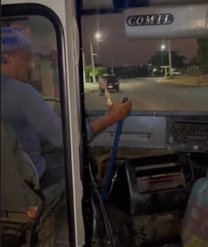 VÍDEO: Motorista usa cabo de vassoura para acelerar ônibus que transporta estudantes da zona rural do RN