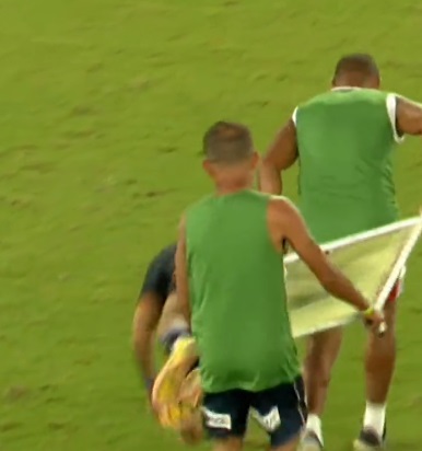 VÍDEO: Jogador se joga da maca em partida do América-RN e viraliza