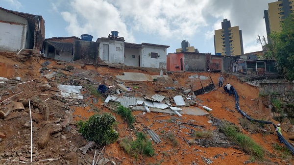 Famílias afetadas por desabamento irão receber aluguel social, diz Semtas