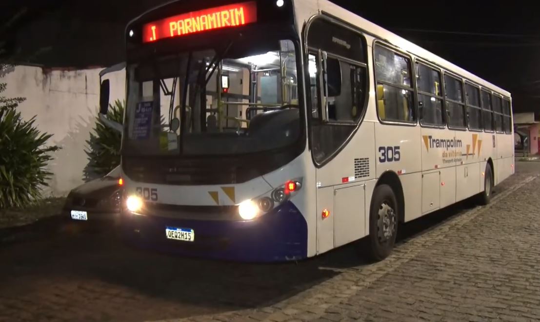 Passageiros de ônibus são assaltados por criminosos em Parnamirim