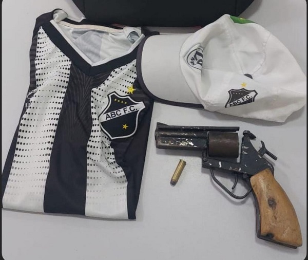 Dois homens são presos e adolescentes apreendidos por porte ilegal de arma em Natal