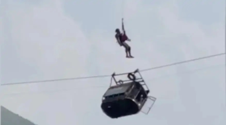 Crianças ficam presas a 275 m de altura após cabo de teleférico se romper no Paquistão