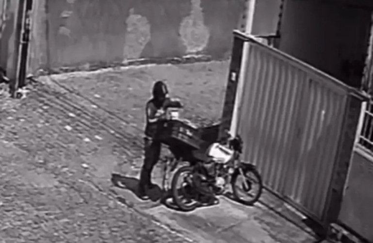 VÍDEO: Bandidos se passam por entregadores e fazem arrastão em casa na Grande Natal