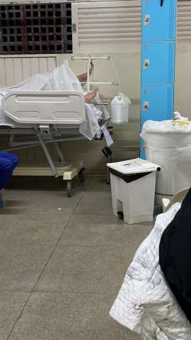 Paciente tem perna suspensa com uso de tambor com água no hospital Walfredo Gurgel