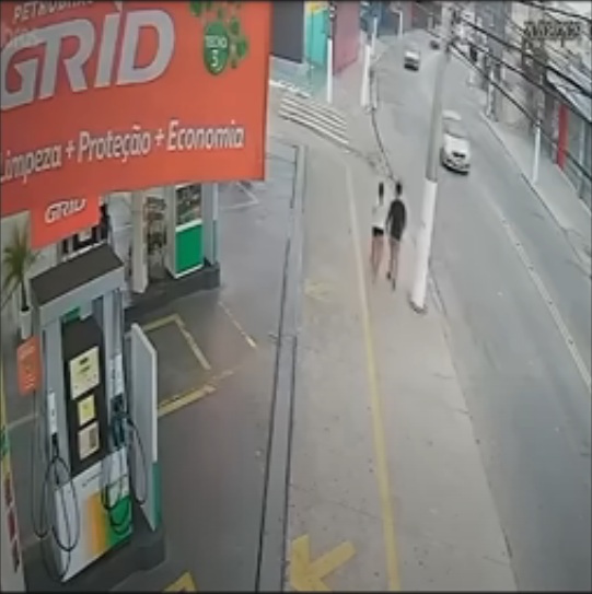 VÍDEO: Casal é atropelado em calçada enquanto se beijava e homem morre