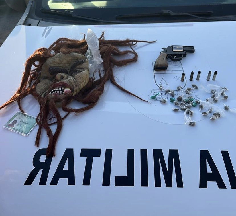 Com máscara macabra, homem é preso pela PM com arma e drogas na Grande Natal