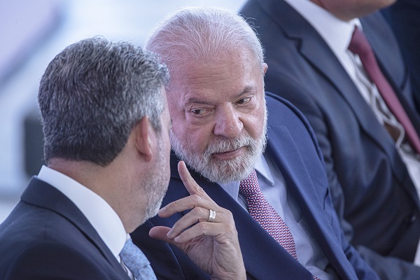 Lula descumpre promessa e encontra Lira em segredo