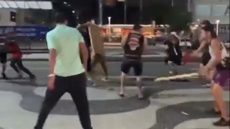 VÍDEO: Torcedores de Flamengo e Olimpia se enfrentam em Copacabana