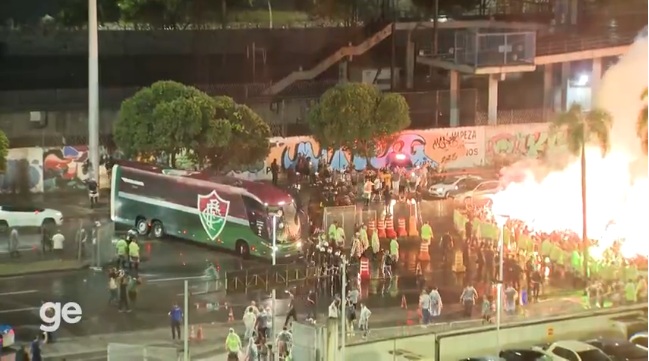 VÍDEO: Entorno do Maracanã tem confusão entre torcida do Fluminense e policiais antes de jogo com Olimpia