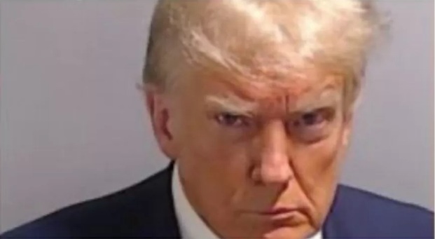 Autoridades divulgam foto de fichamento de Trump
