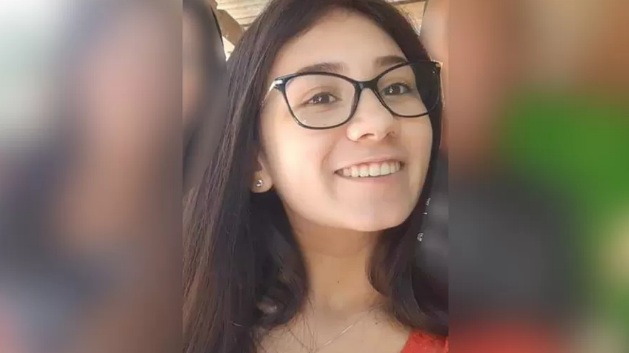 Mulher de 20 anos é morta com 20 facadas e tem casa incendiada