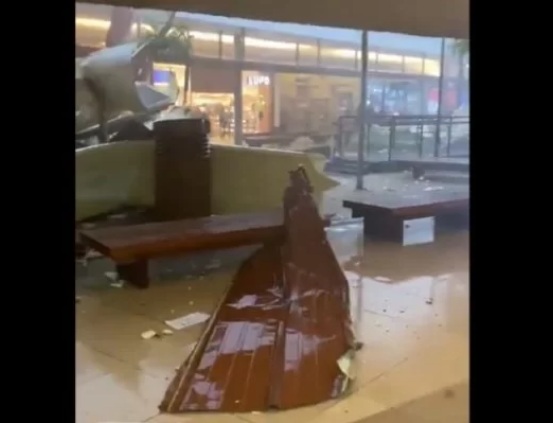 VÍDEO: Clientes ficam em pânico após ventania destelhar shopping em SP