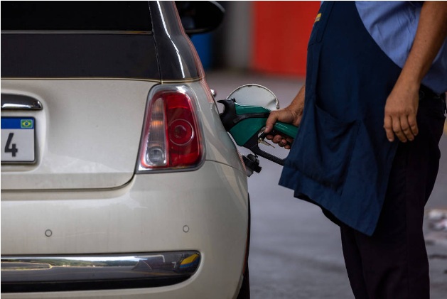 Preço da gasolina sobe mais R$ 0,23 por litro e já é o maior desde julho de 2022