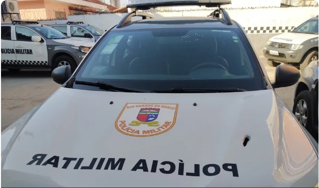 Viatura da polícia é atingida por tiro durante perseguição na Zona Leste de Natal