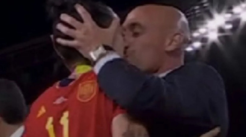 Fifa suspende dirigente por 90 dias após beijo em atacante espanhola