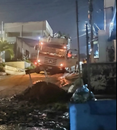 Chão afunda e carro de coleta de lixo fica preso em buraco em rua de Natal