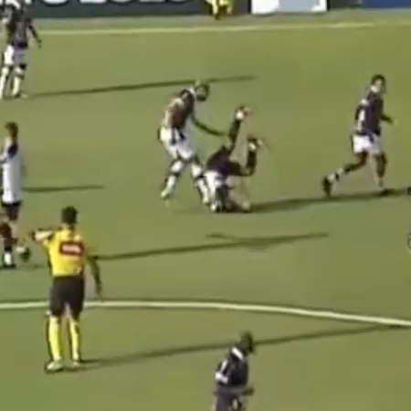 VÍDEO: Jogador agride adversário com chute na cabeça e jogo tem confusão com troca de socos na Série C; ASSISTA