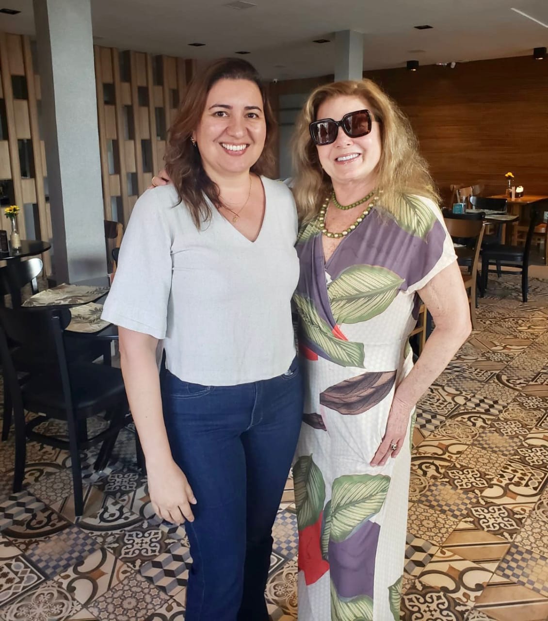 Vera Fischer almoça no Effó Restaurante, em Natal