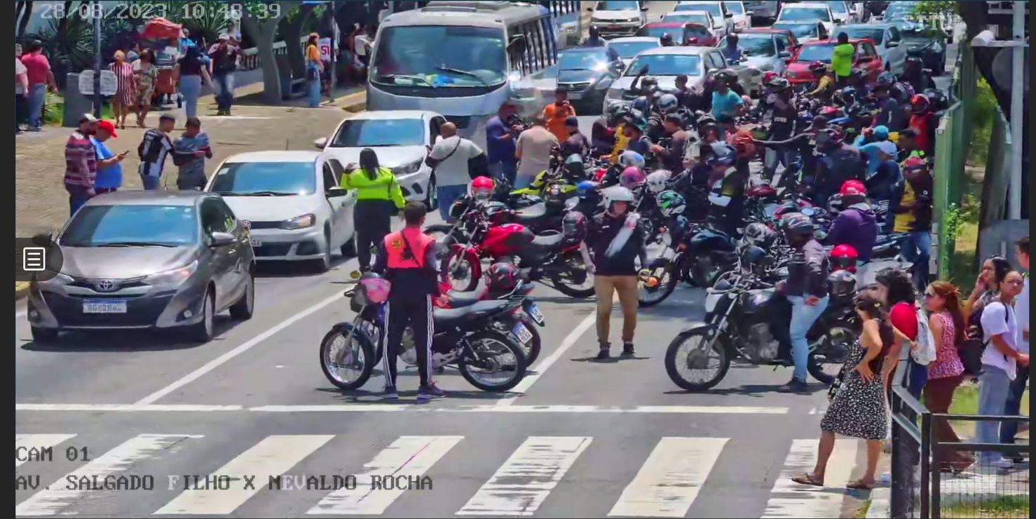 Motociclistas protestam no cruzamento das avenidas Salgado Filho e Nevaldo Rocha