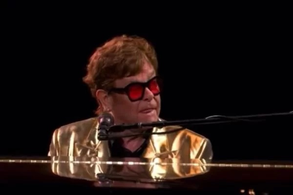 Elton John é levado às pressas para hospital após queda em casa na França, diz jornal