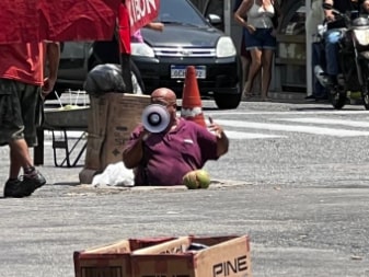 Homem entra em buraco para fazer protesto no Alecrim