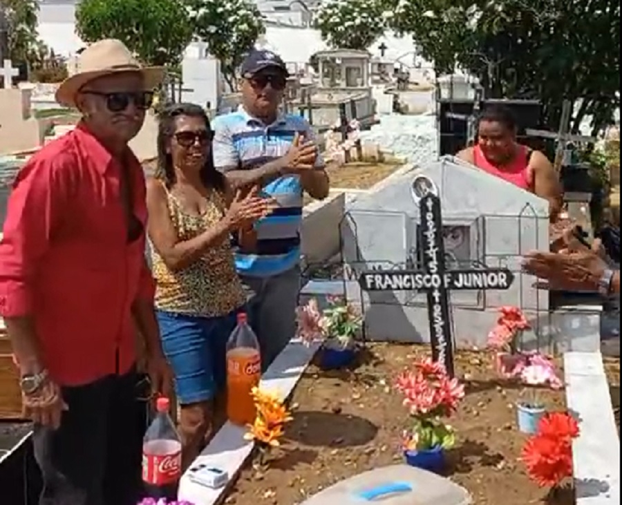 VÍDEO: Idoso reúne amigos em cemitério do RN para comemorar aniversário