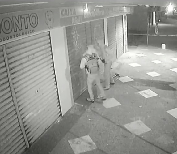 VÍDEO: Trio criminoso arromba farmácia na zona Norte de Natal