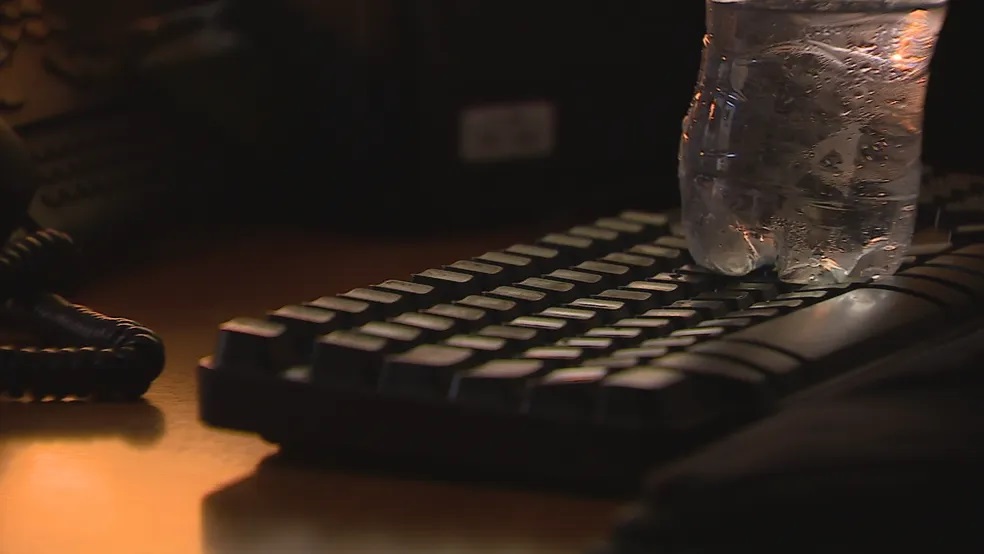 Médica do SAMU deixava garrafa d'água sobre teclado de computador para fingir que estava trabalhando
