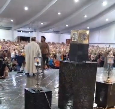 VÍDEO: Homem invade Catedral durante missa da cura, bagunça altar do padre e pede silêncio aos fiéis
