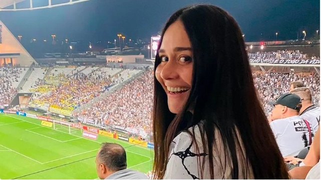 Alessandra Negrini faz 53 anos e recebe homenagem do Corinthians