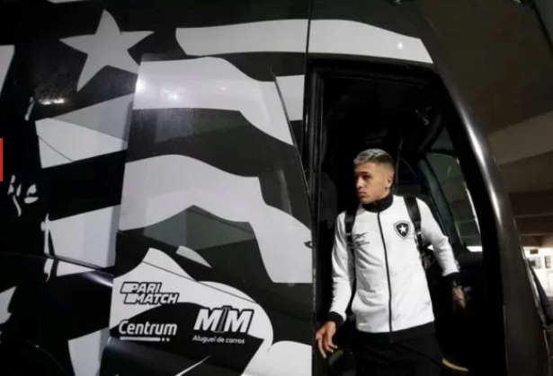 Jogador do Botafogo fica ferido após ataque a ônibus do clube no Rio