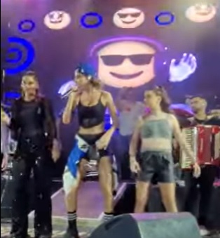 VÍDEO: Prefeita do RN sobe no palco e faz dancinha em festa de emancipação política