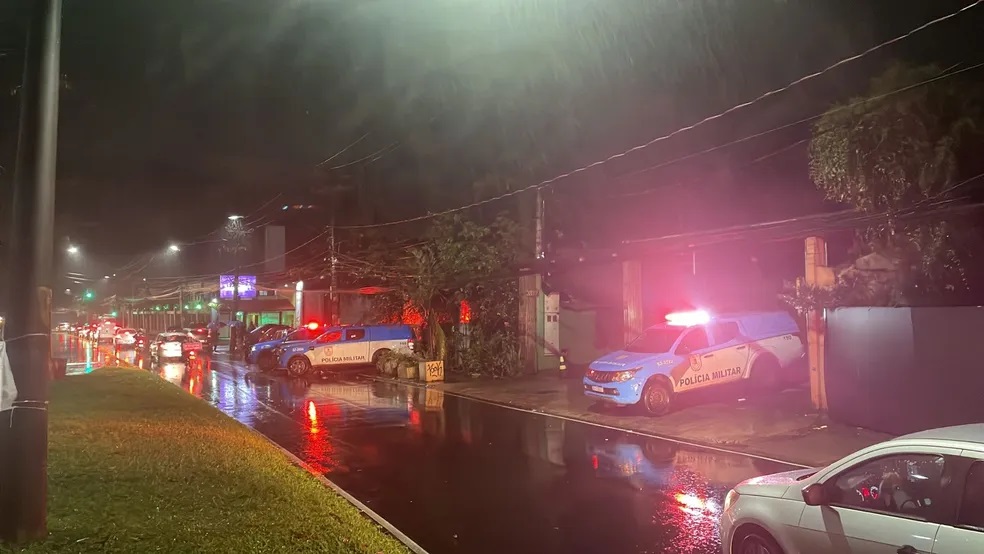 Torcedores do Flamengo fazem protesto do lado de fora da festa de Gabigol, que tem polícia na porta