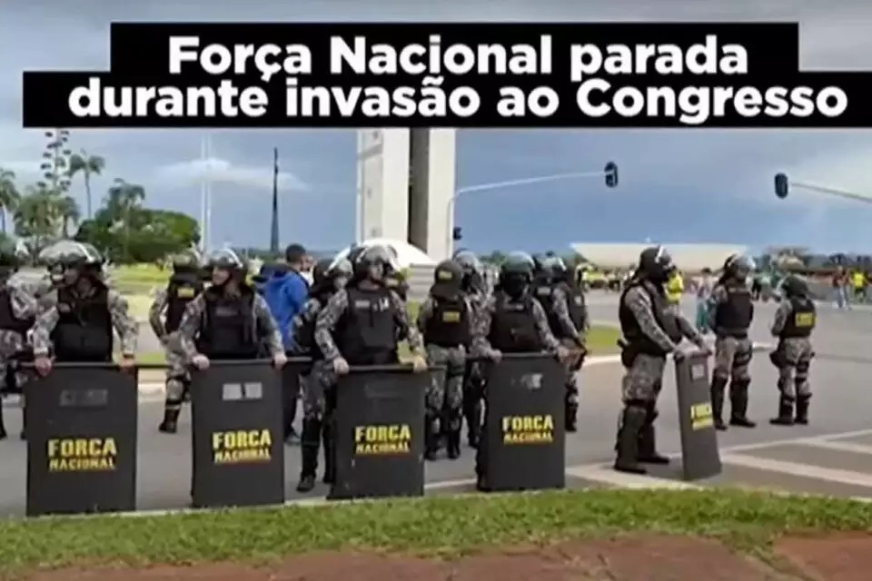 Imagens mostram Força Nacional parada durante invasão ao Congresso