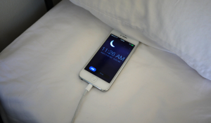 Apple alerta para usuários não dormirem com iPhone carregando próximo da cama
