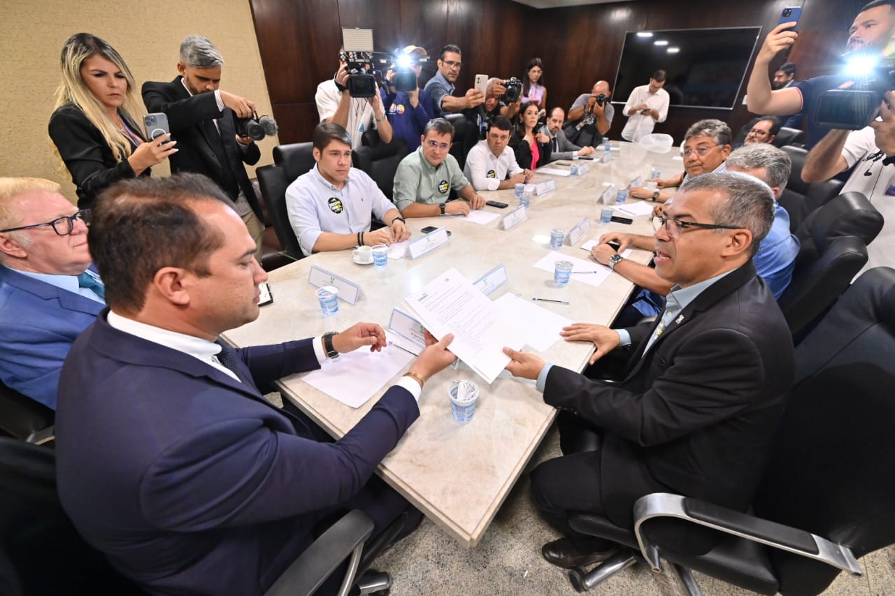 Deputados se reúnem com prefeitos e demonstram apoio a aumento do FPM