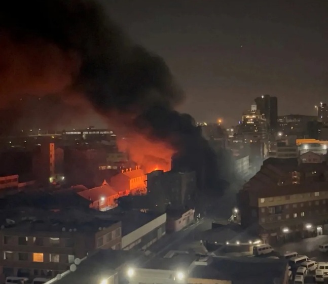 Incêndio em prédio mata mais de 70 pessoas na África do Sul