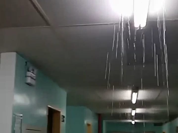 VÍDEO: Cano estourado jorra água em corredor do Hospital Walfredo Gurgel
