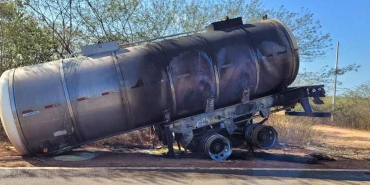 Carreta com suco de caju pega fogo na região Oeste do RN