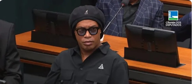 VÍDEO: Confira o que os deputados fizeram com Ronaldinho Gaúcho na CPI