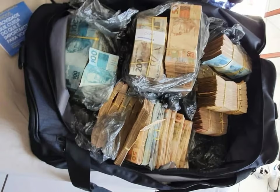 PF apreende mala lotada de dinheiro em operação que mira ministro de Lula; veja foto